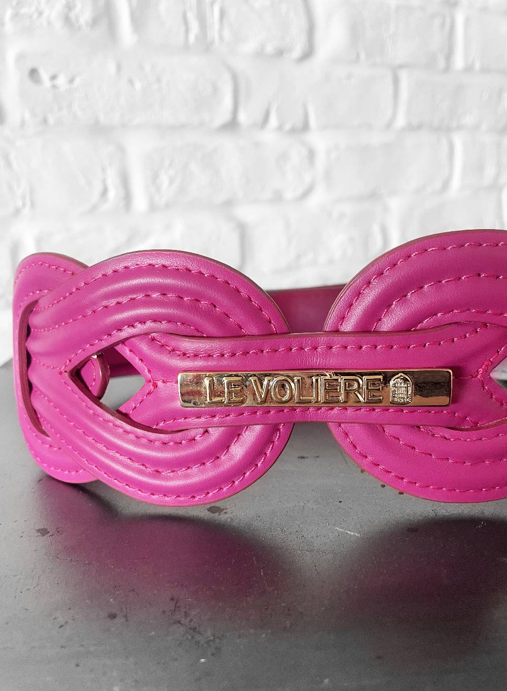 Le Volière Cintura fucsia con targhetta oro In Vendita