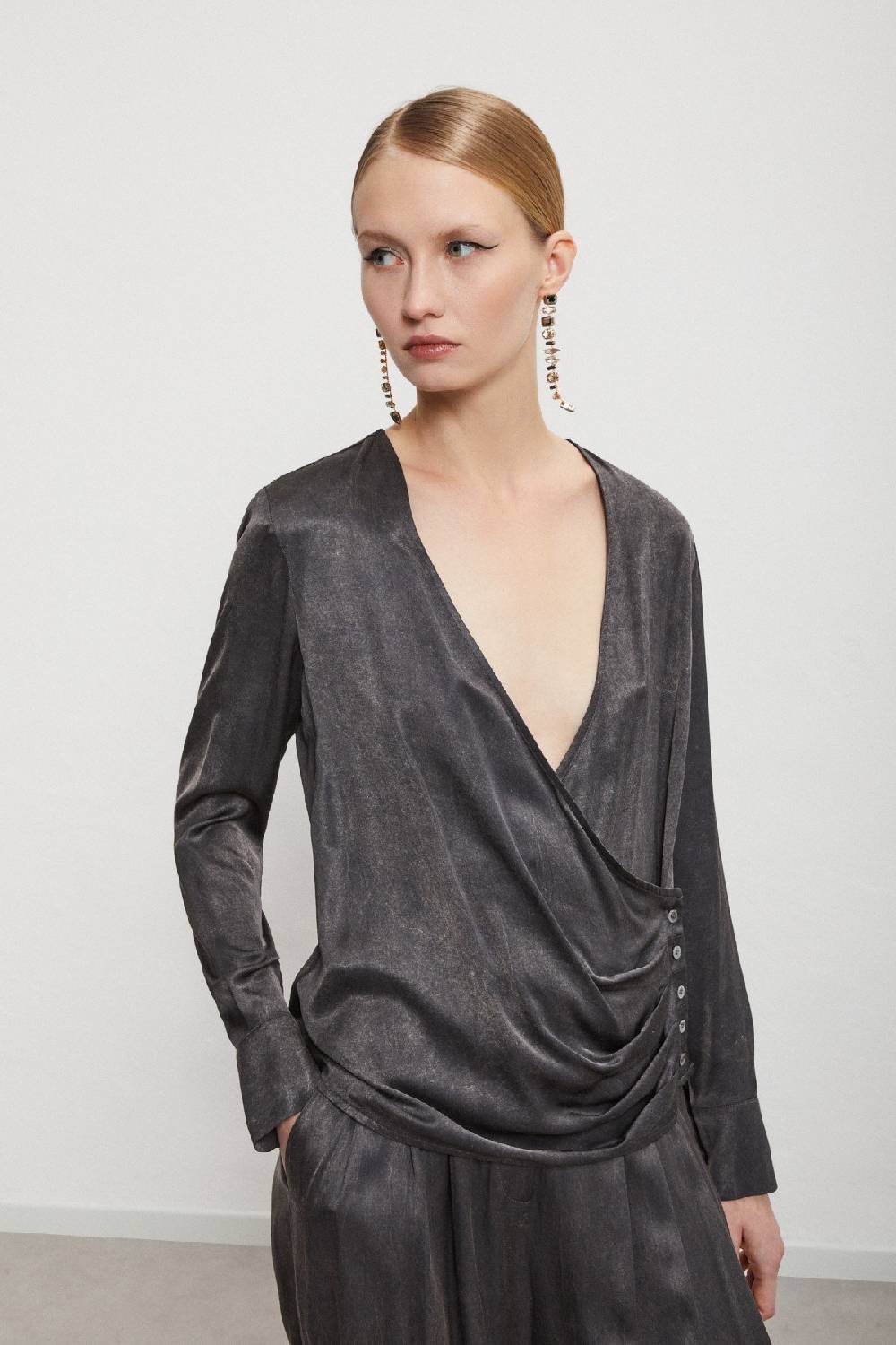 ottod'Ame Viscose blouse with V-neck and side buttoning Qualità