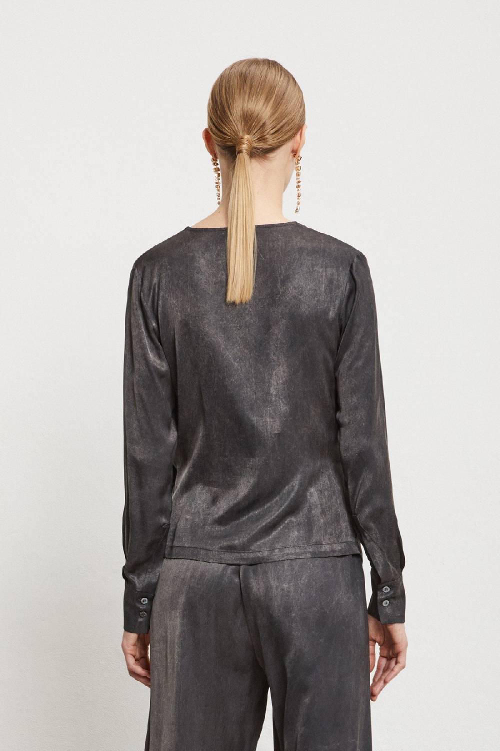 ottod'Ame Viscose blouse with V-neck and side buttoning Qualità