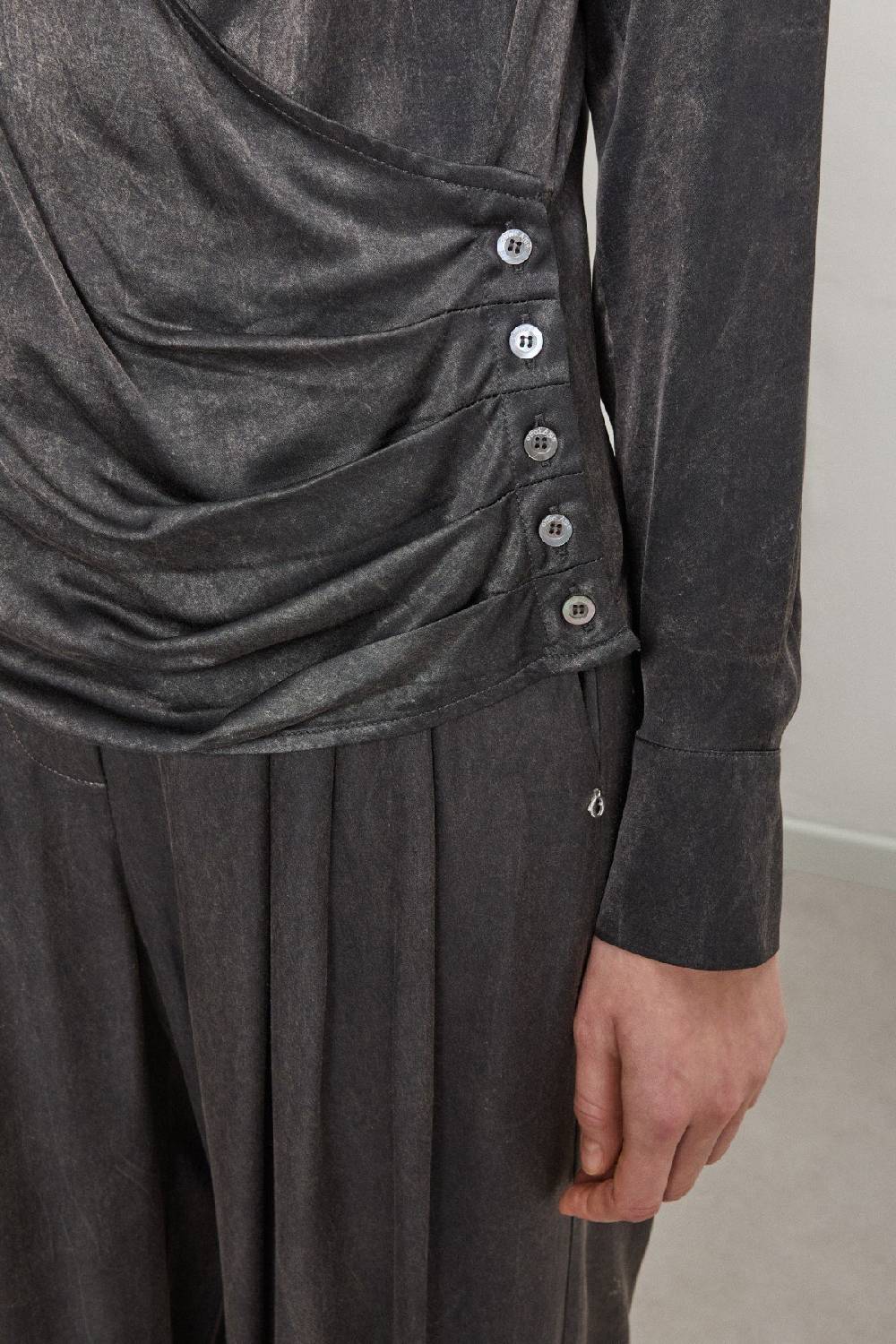 ottod'Ame Viscose blouse with V-neck and side buttoning Qualità