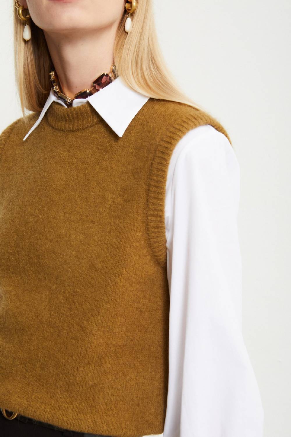 ottod'Ame Vest with rounded neck Affare Del Giorno