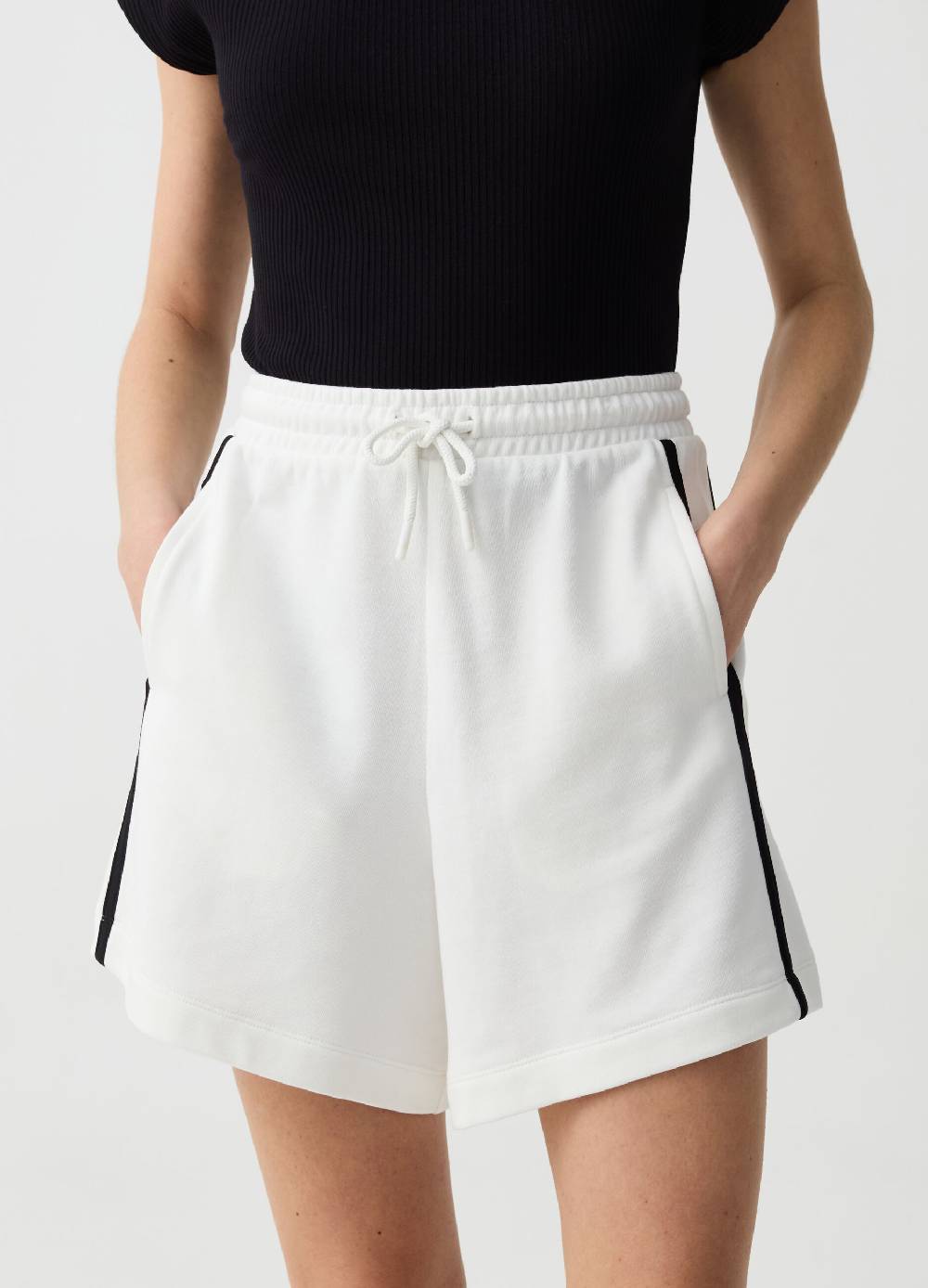Ovs Bermuda jogger Essential con profili rigati In Vendita