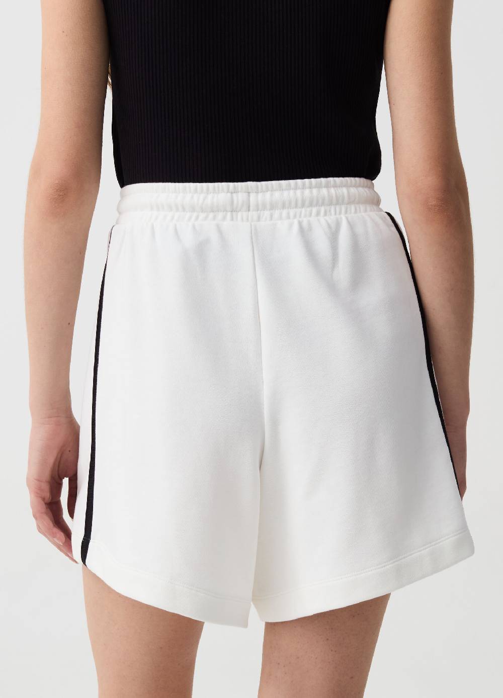 Ovs Bermuda jogger Essential con profili rigati In Vendita