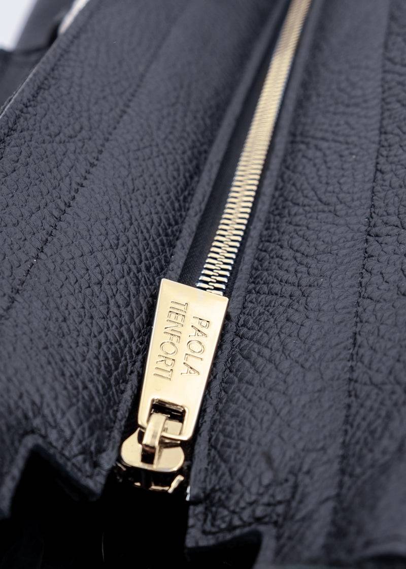 Paola T. Shopper in pelle morbida con dettagli oro Super Saving Price
