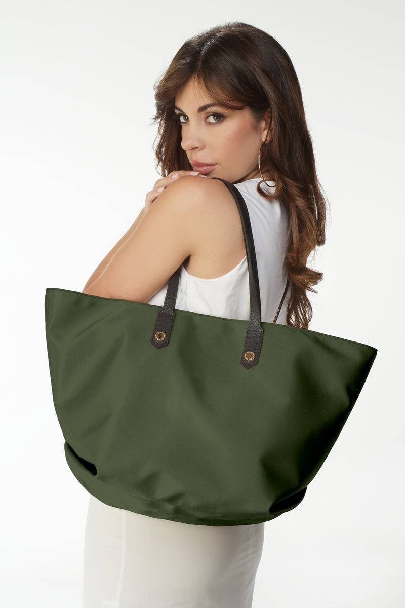 Paola T. Shopper in nylon con rivetti oro Solo un giorno rimasto