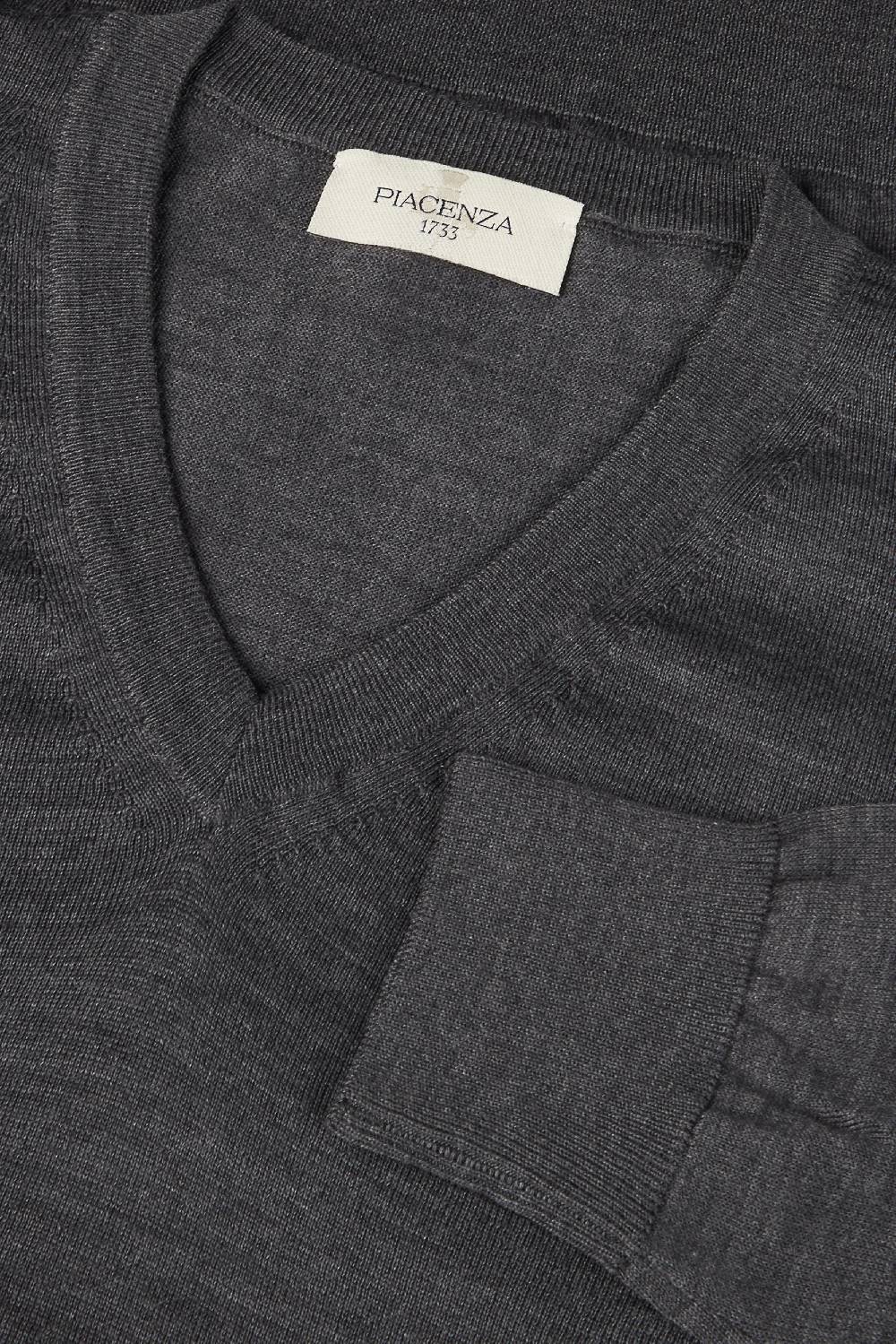 Piacenza 1733 Scollo V lana merino super fine antracite 2025