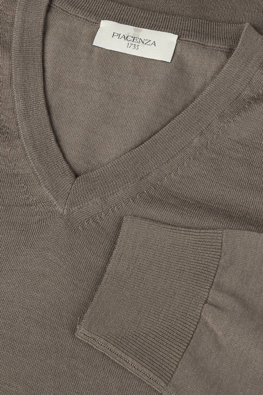 Piacenza 1733 Scollo V lana merino super fine nocciola Presa