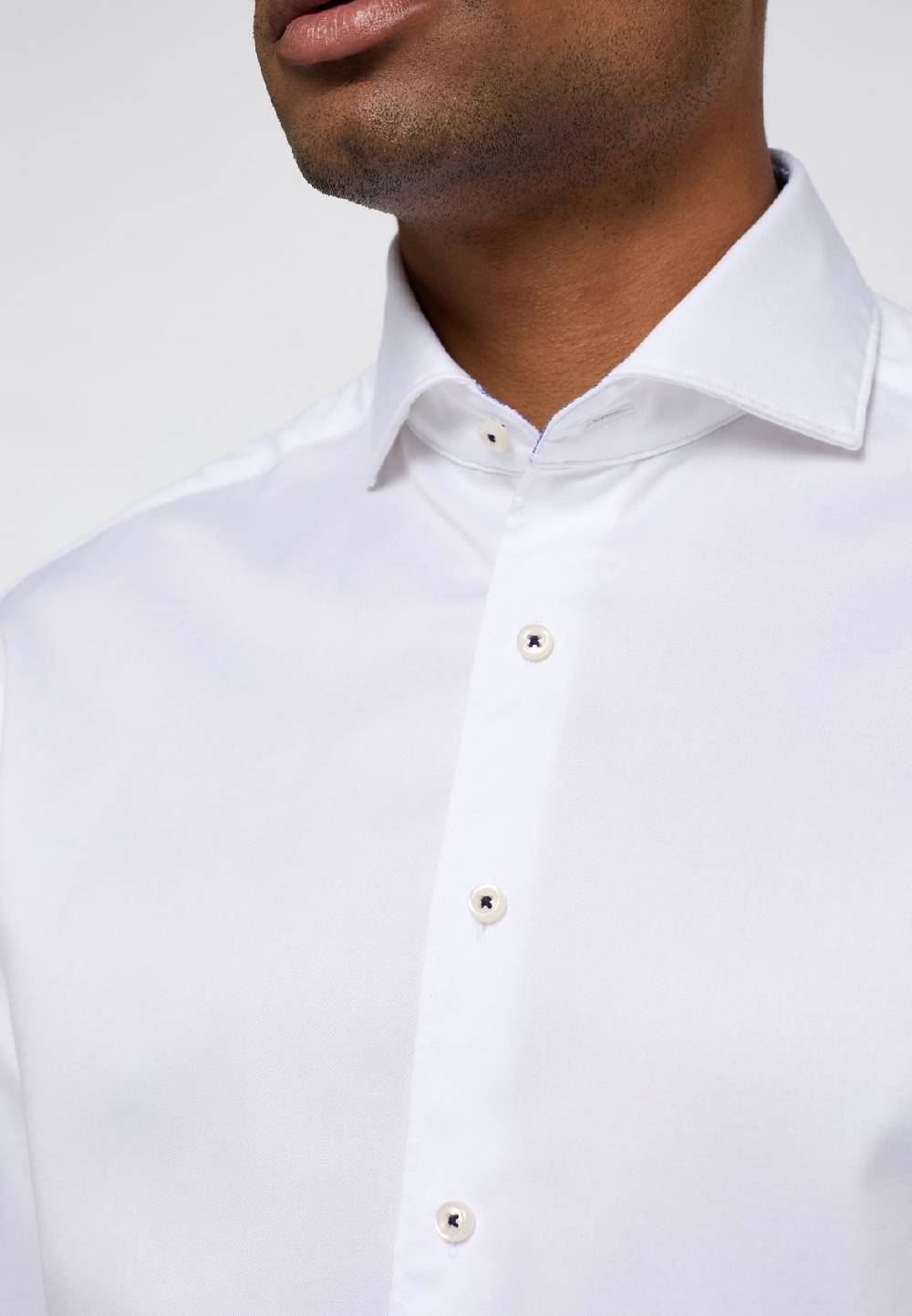Eterna Camicia bianca eterna cotone twill ritorto modern fit interno in contrasto 50% di sconto per tempo limitato