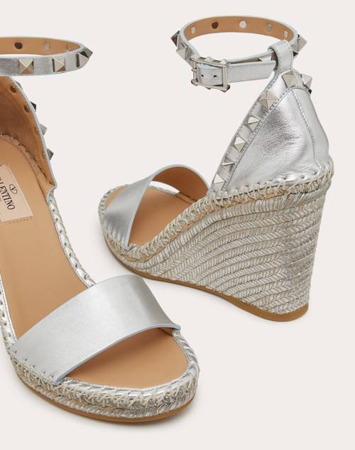 Red Valentino SANDALO ZEPPA ROCKSTUD DOUBLE IN NAPPA LAMINATA 105 MM Offerta