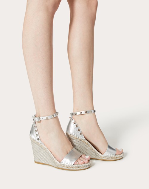 Red Valentino SANDALO ZEPPA ROCKSTUD DOUBLE IN NAPPA LAMINATA 105 MM Offerta
