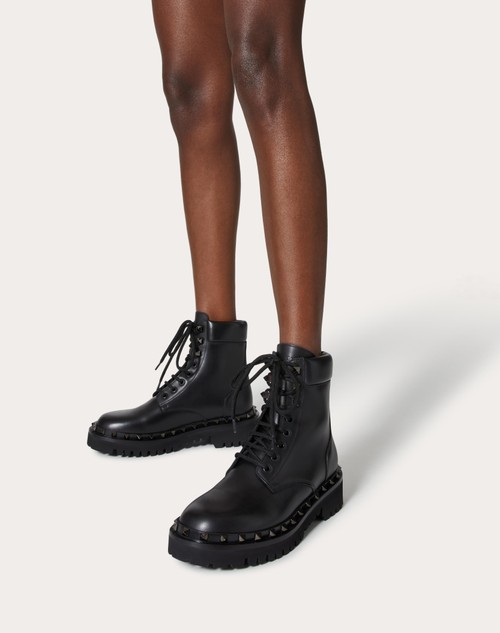 Red Valentino COMBAT BOOT ROCKSTUD IN VITELLO E BORCHIE IN TONO 50MM Fino al 50% di sconto