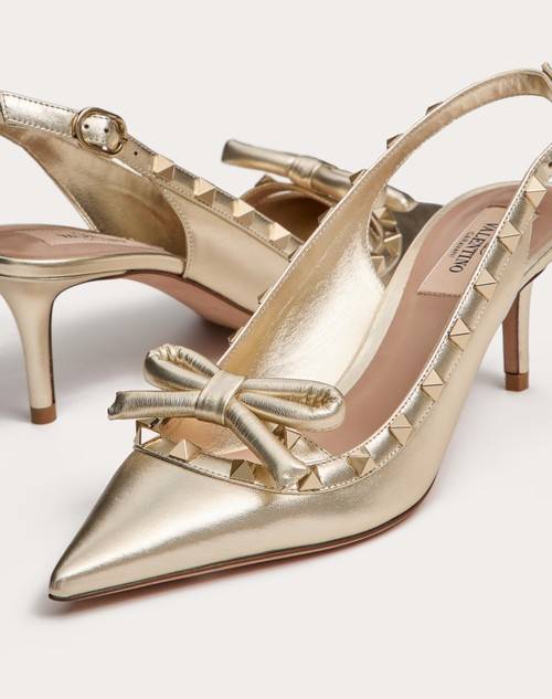 Red Valentino DÉCOLLETÉ SLINGBACK ROCKSTUD BOW IN NAPPA LAMINATA E BORCHIE IN TONO 60MM Promozione Limitata