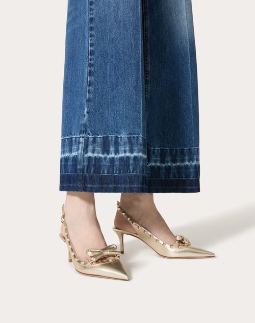 Red Valentino DÉCOLLETÉ SLINGBACK ROCKSTUD BOW IN NAPPA LAMINATA E BORCHIE IN TONO 60MM Promozione Limitata
