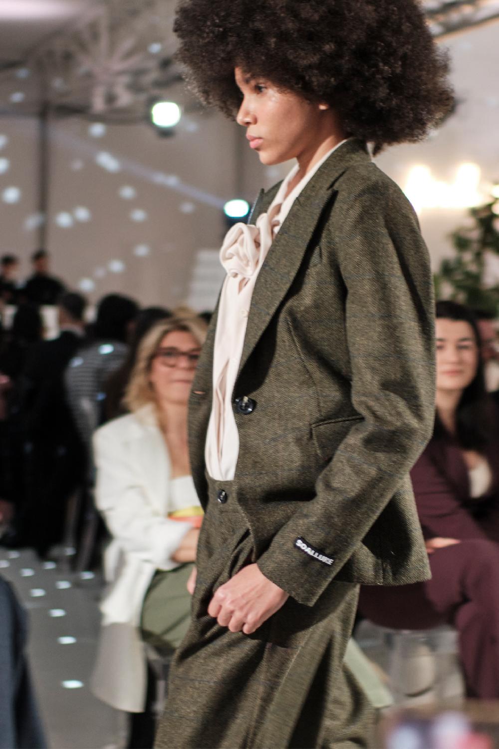 Soallure CAMICIA IN GEORGETTE CON DETTAGLIO ROSA Economico