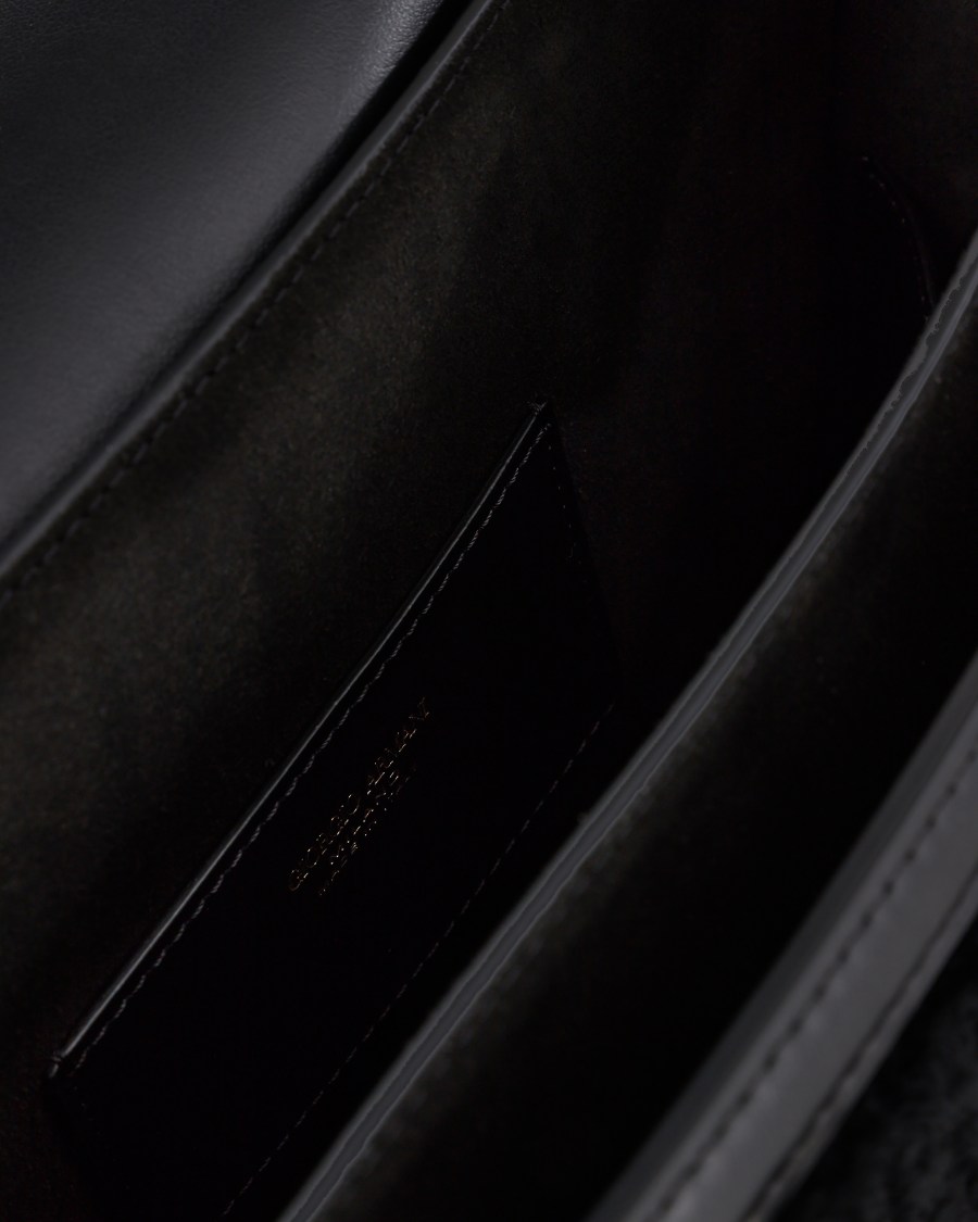 The world of armani GIORGIO ARMANI NEVE BORSA A SPALLA GRANDE IN SHERLING E E PELLE 2025