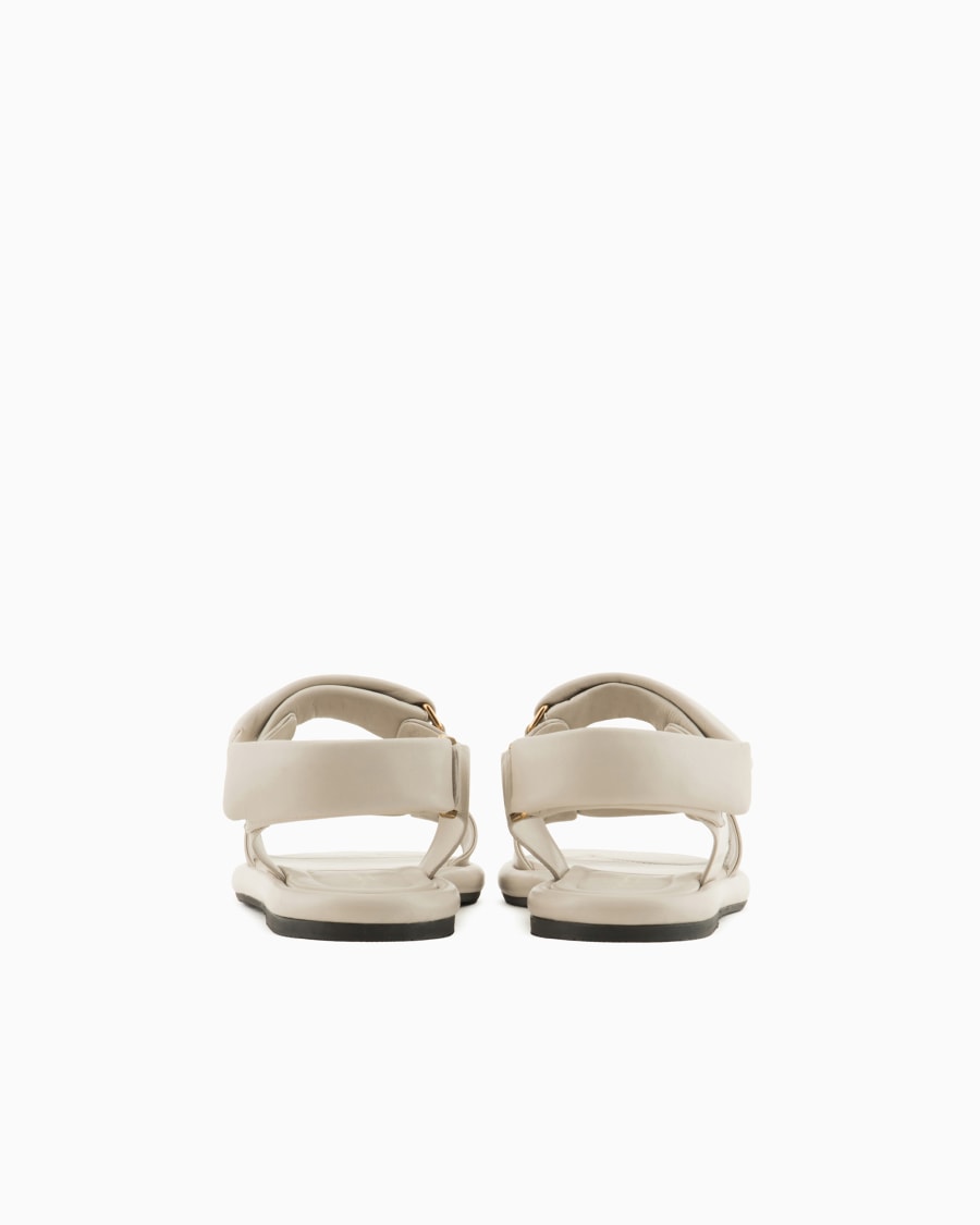 The world of armani SANDALI FLAT IN NAPPA IMBOTTITA Offerte esclusive