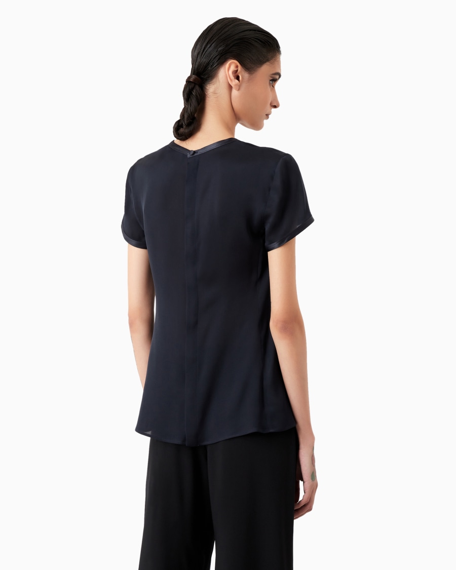 The world of armani BLUSA IN CHARMEUSE DI SETA CON SCOLLO A V Moda