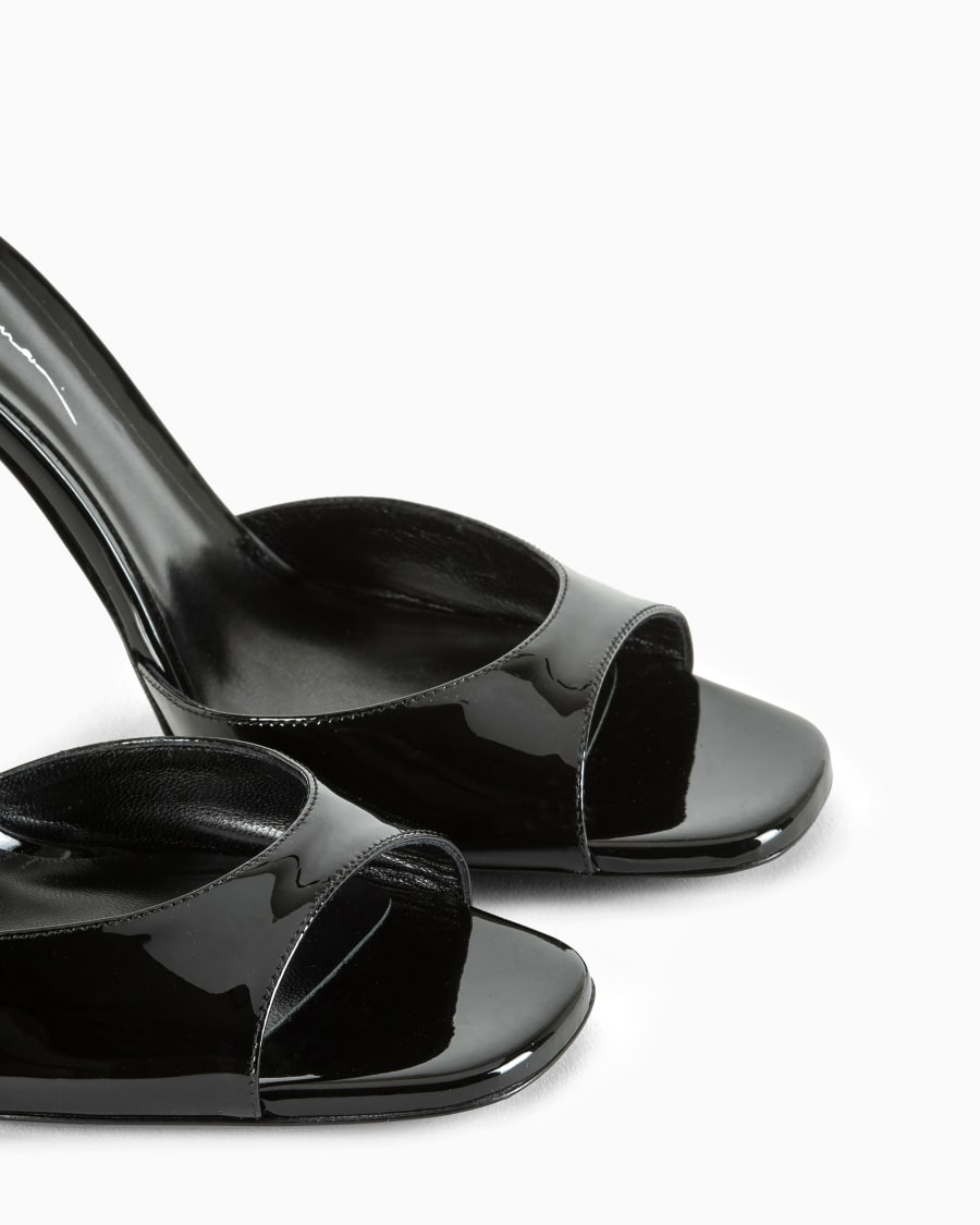 The world of armani SANDALI CON TACCO IN VERNICE Economico