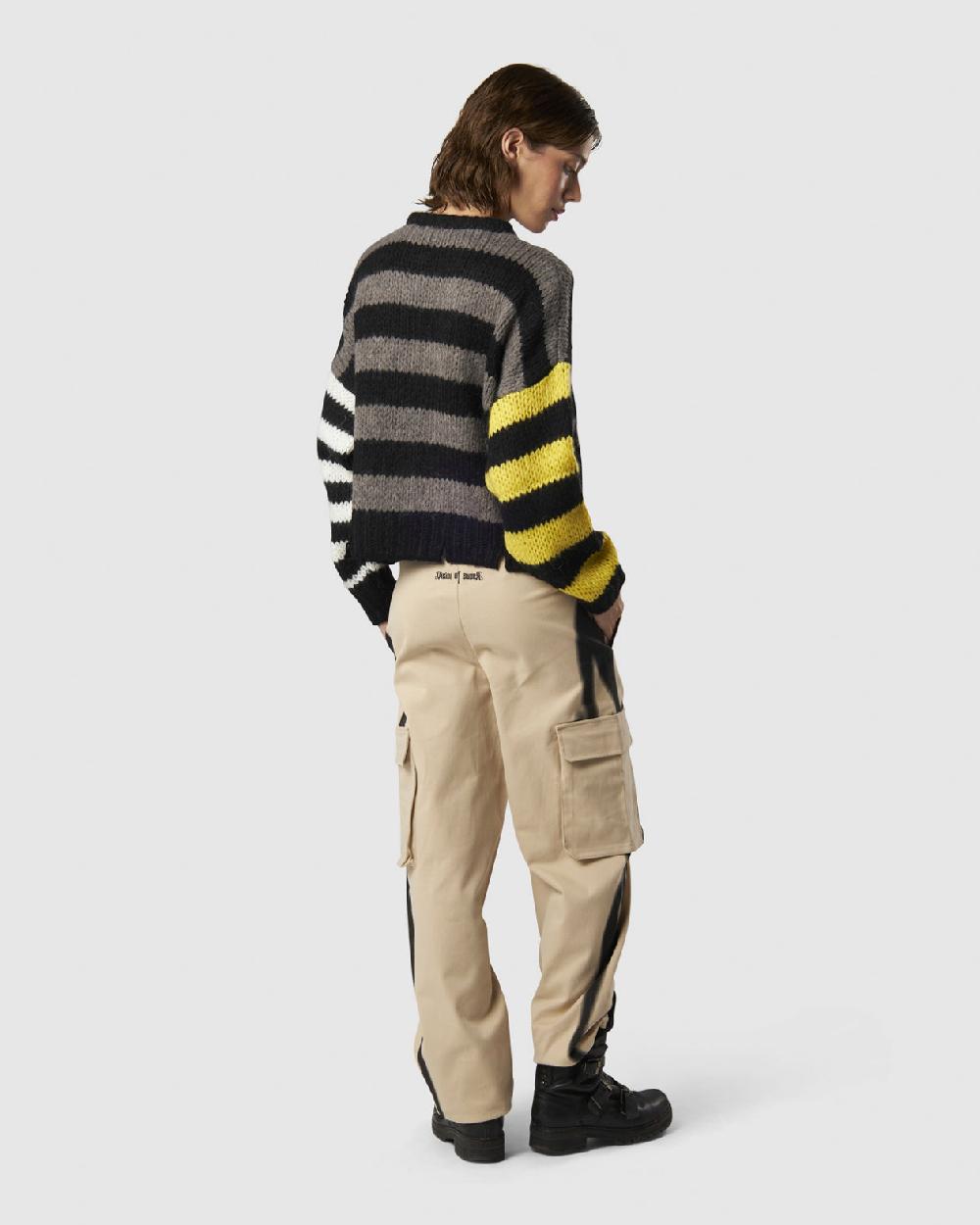 Vision Of Super JUMPER WITH IRREGULAR STRIPES BLACK WHITE GRAY AND YELLOW AND PRINTED LOGO + FLAMES Offerta